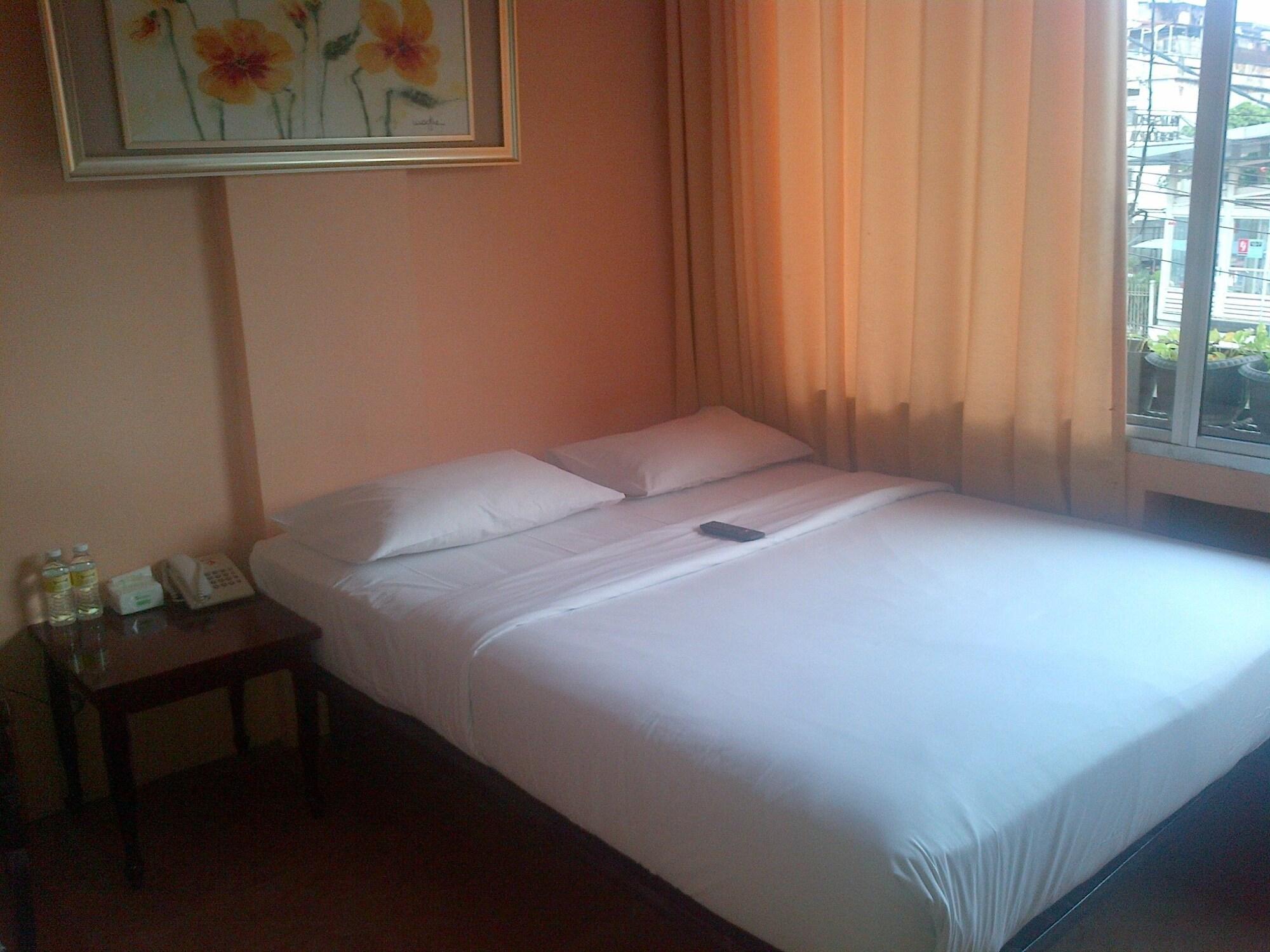 Twins Hotel Giacarta Esterno foto