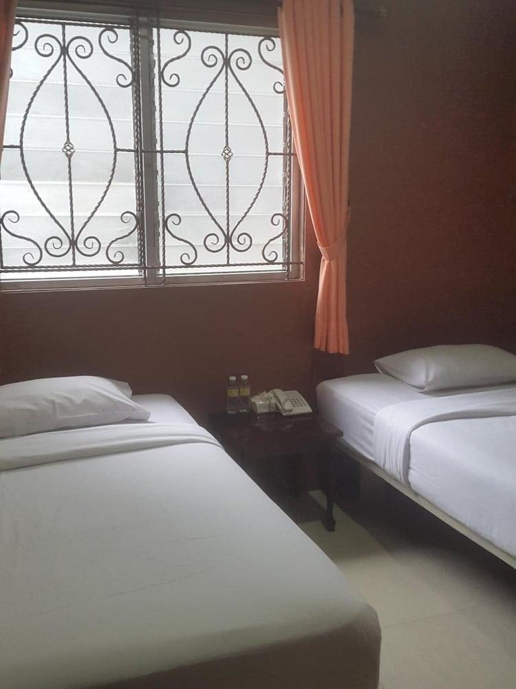Twins Hotel Giacarta Esterno foto